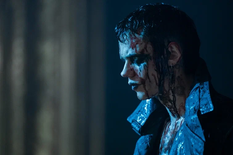 Ворон (2024) ⚡ 18+  🖤 Фэнтези, мелодрама, боевик  Эрик и Шелли познакомились в реабилитационном цент