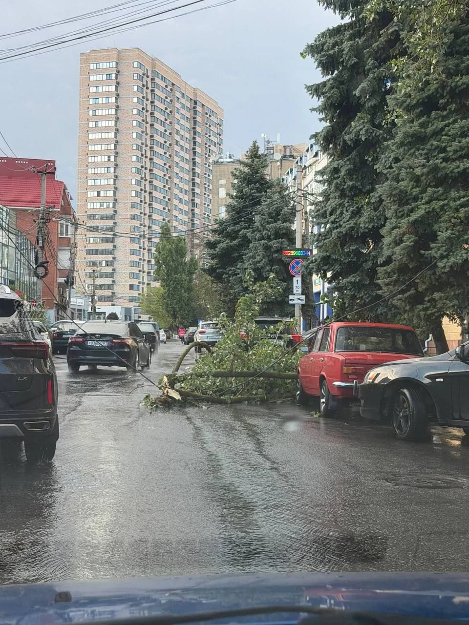 🌧 Кажется, что город еще долго будет отходить после этого удара стихии.
