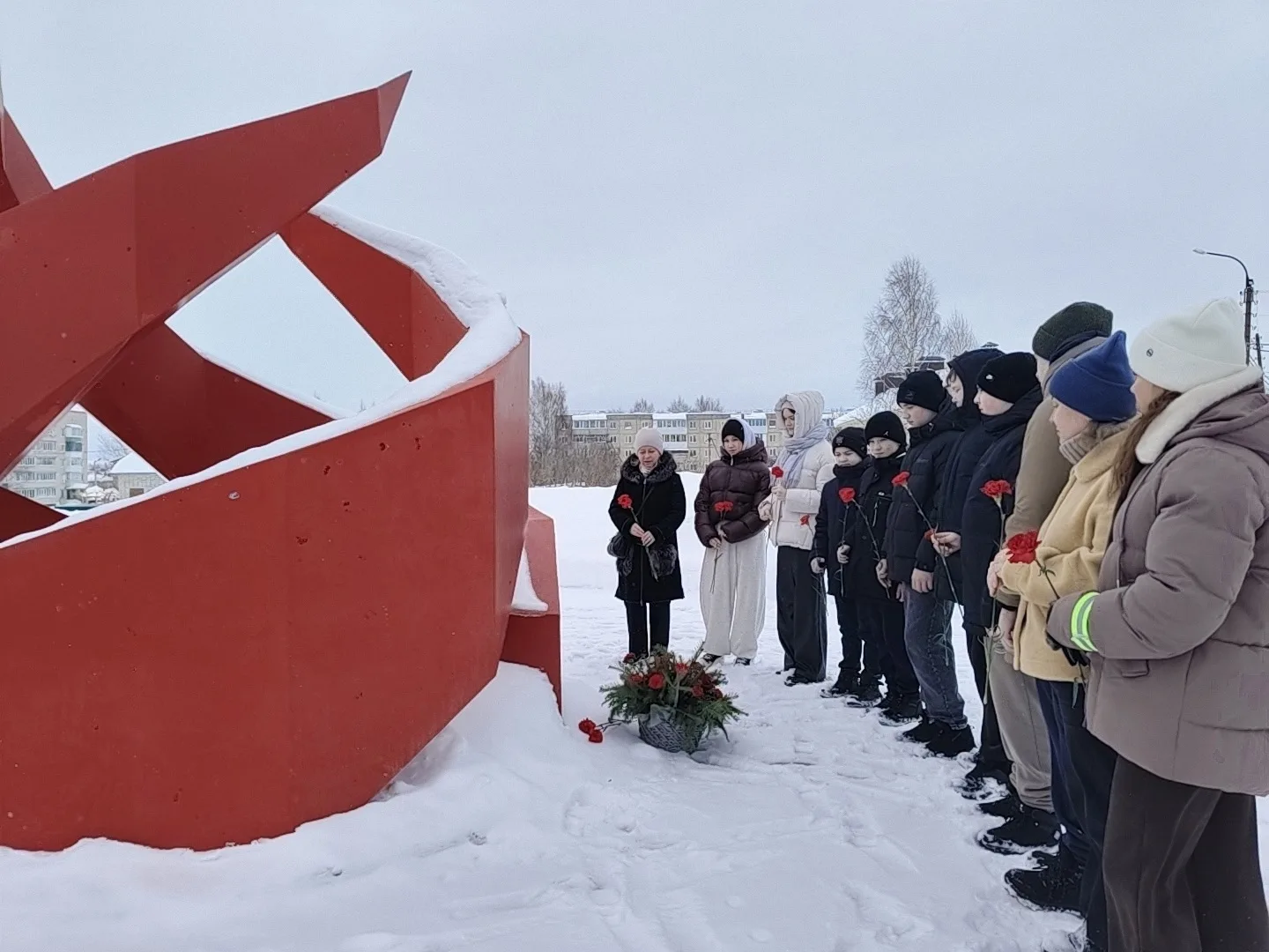 В день защитника Отечества в сквере 70-летия Победы поселка Сернур состоялось торжественное возложен