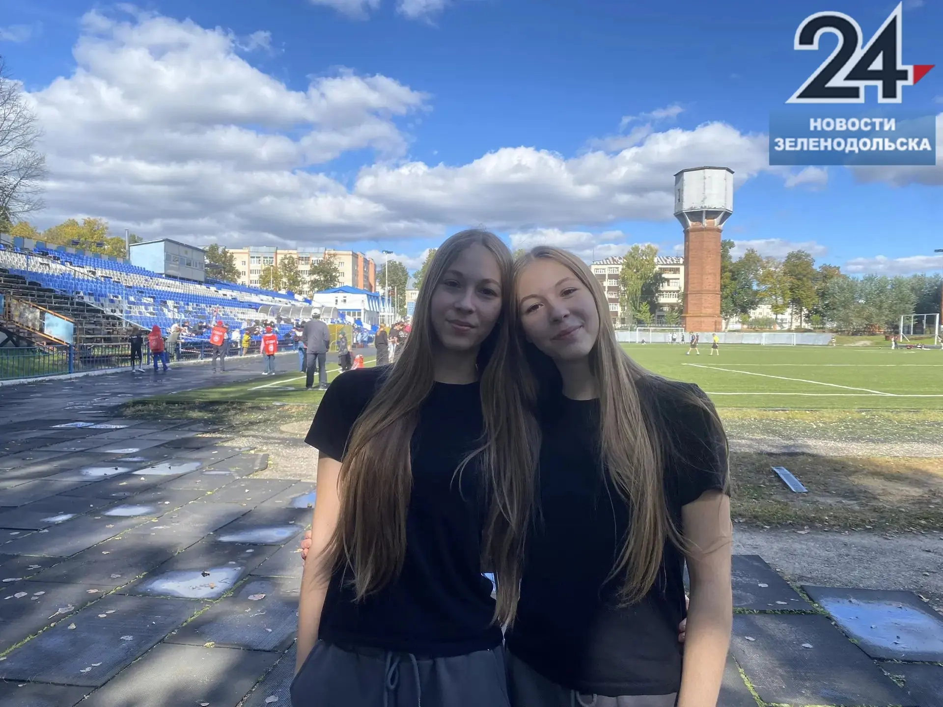 Погода позволила провести соревнования на открытом воздухе. Сейчас участники бегут саму...
