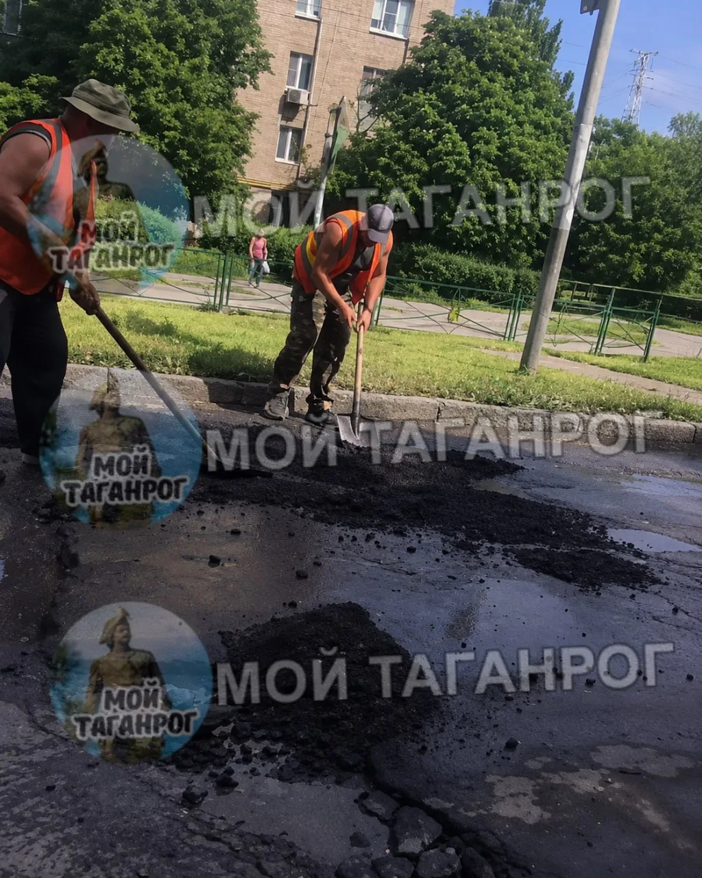 В Таганроге ямы на Чехова латают прямо в лужи  В Таганроге жители снова заметили спорный подход к до