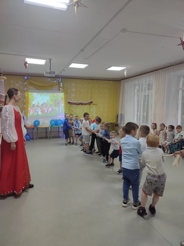 «У каждого человека есть дом и семья. А ещё есть большая страна, где мы живём. Она называется Россия