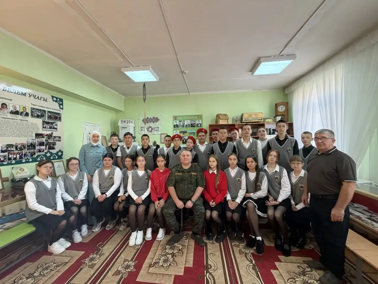 🇷🇺 НАСТОЯЩИЙ ГЕРОЙ РЯДОМ: КЛАССНАЯ ВСТРЕЧА С УЧАСТНИКОМ СВО В НАШЕЙ ШКОЛЕ