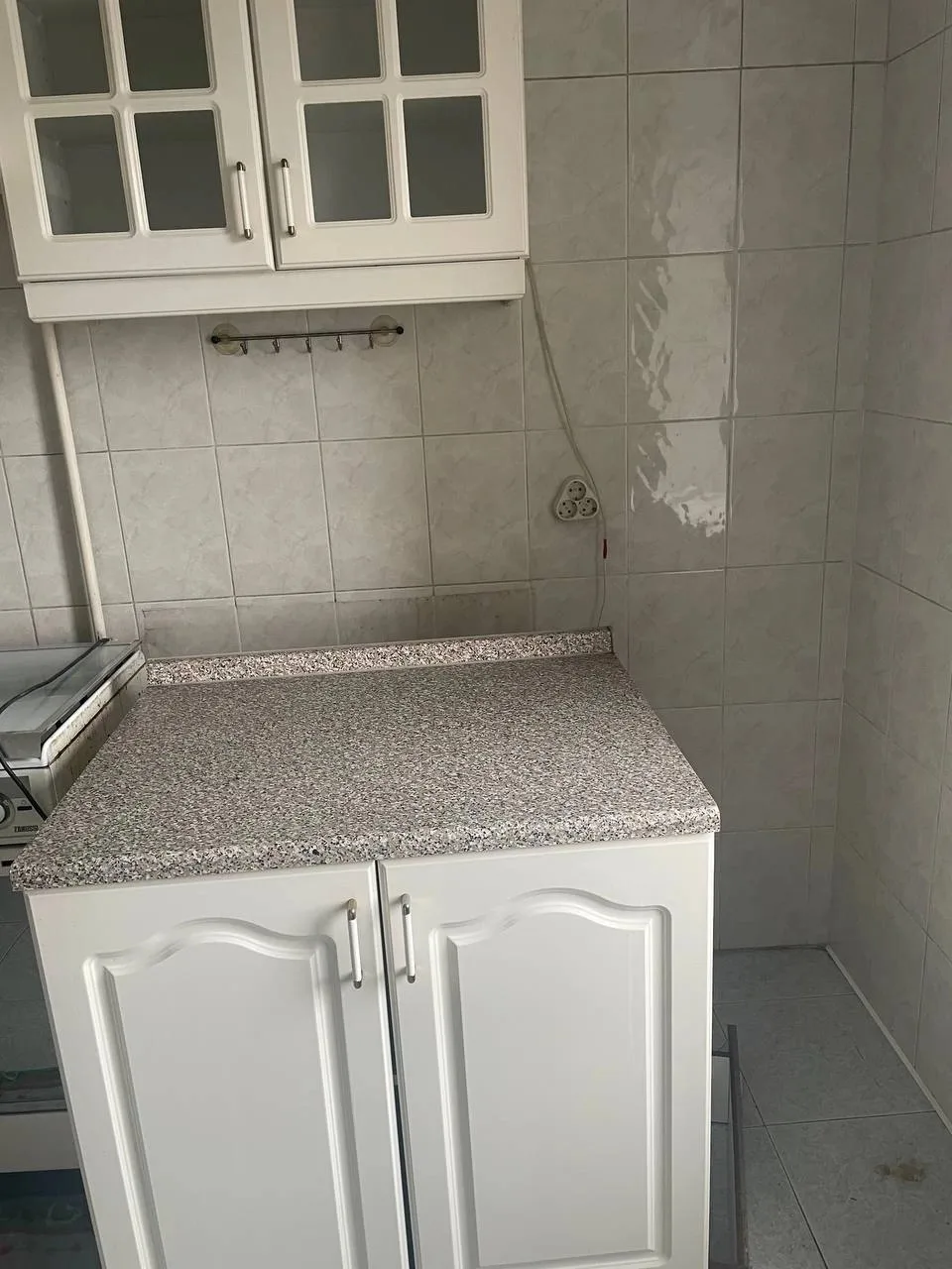 В продаже кухня в комплекте один шкаф напольный и два подвесных,цена 8000 возможно дост...