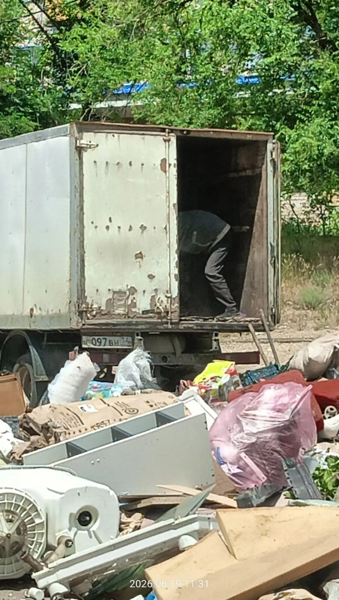 Вот так и растут мусорные кучи в Камышине.
11 квартал, приехали ,скинули уехали