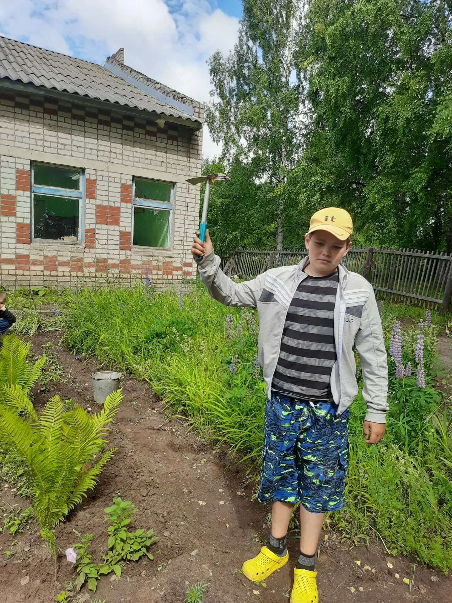 Сегодня поработали на клумбе . Семен, Кристиан,  Сергей, Матвей,  Ангелина. Молодцы!