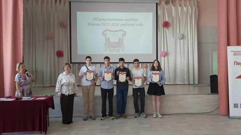 🎓 Итоговые торжественные линейки в лицее: год достижений и новых побед!  В лицее в корпусе "А" прошл