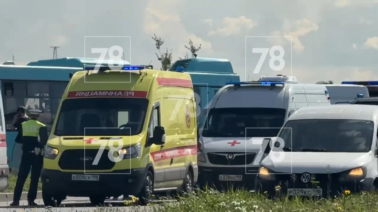 Два лазурных автобуса столкнулись на Софийской: пострадали 13 человек