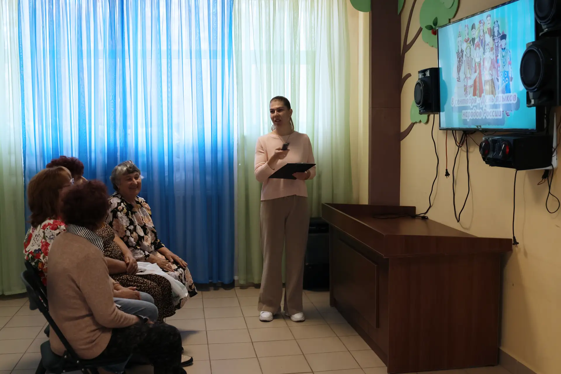 В Грайворонском культурно-досуговом центре прошёл час информации «Разные языки — одна д...