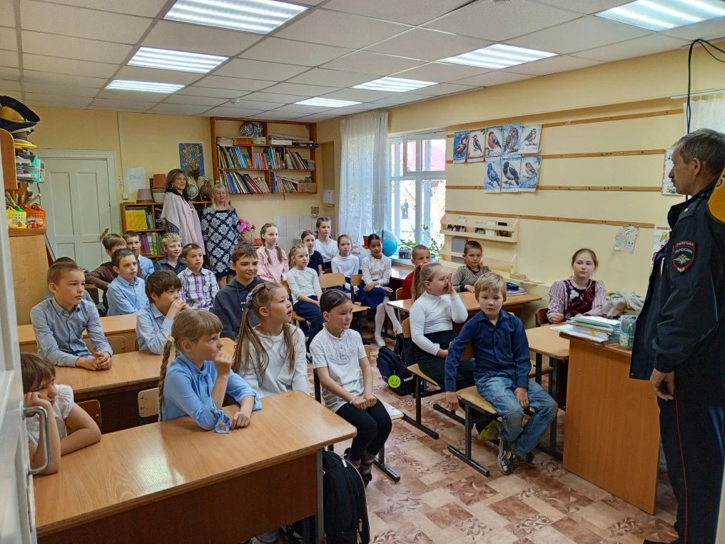 Сегодня в школу приезжал участковый Шибанов Владимир Николаевич. Он провёл беседу по пр...