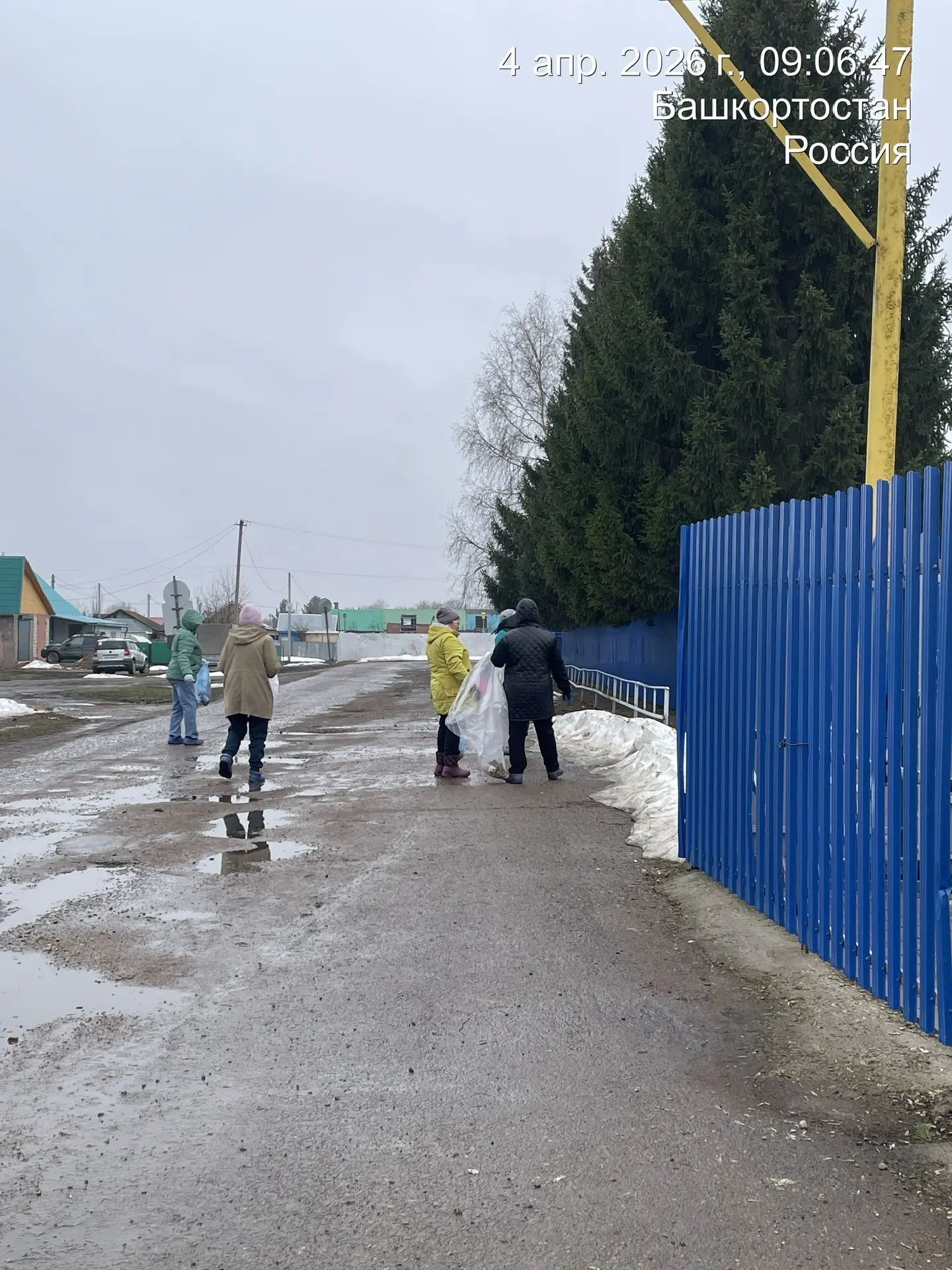 Сегодня, 4 апреля, состоялся общерайонный субботник, в котором приняли участие сотрудни...