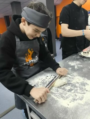 Веселый кулинарный мастер-класс учеников 7е2 класса!  Учащиеся 7е2 класса вместе с классным руководи