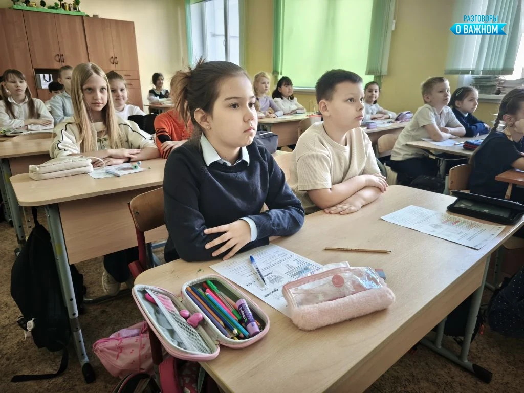 РАЗГОВОРЫ О ВАЖНОМ 🇷🇺  Начинаем новую неделю торжественной церемонией поднятия флага! После церемони
