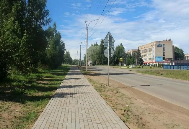 В Окуловке благоустроили пешеходную зону на улице Магистральной.