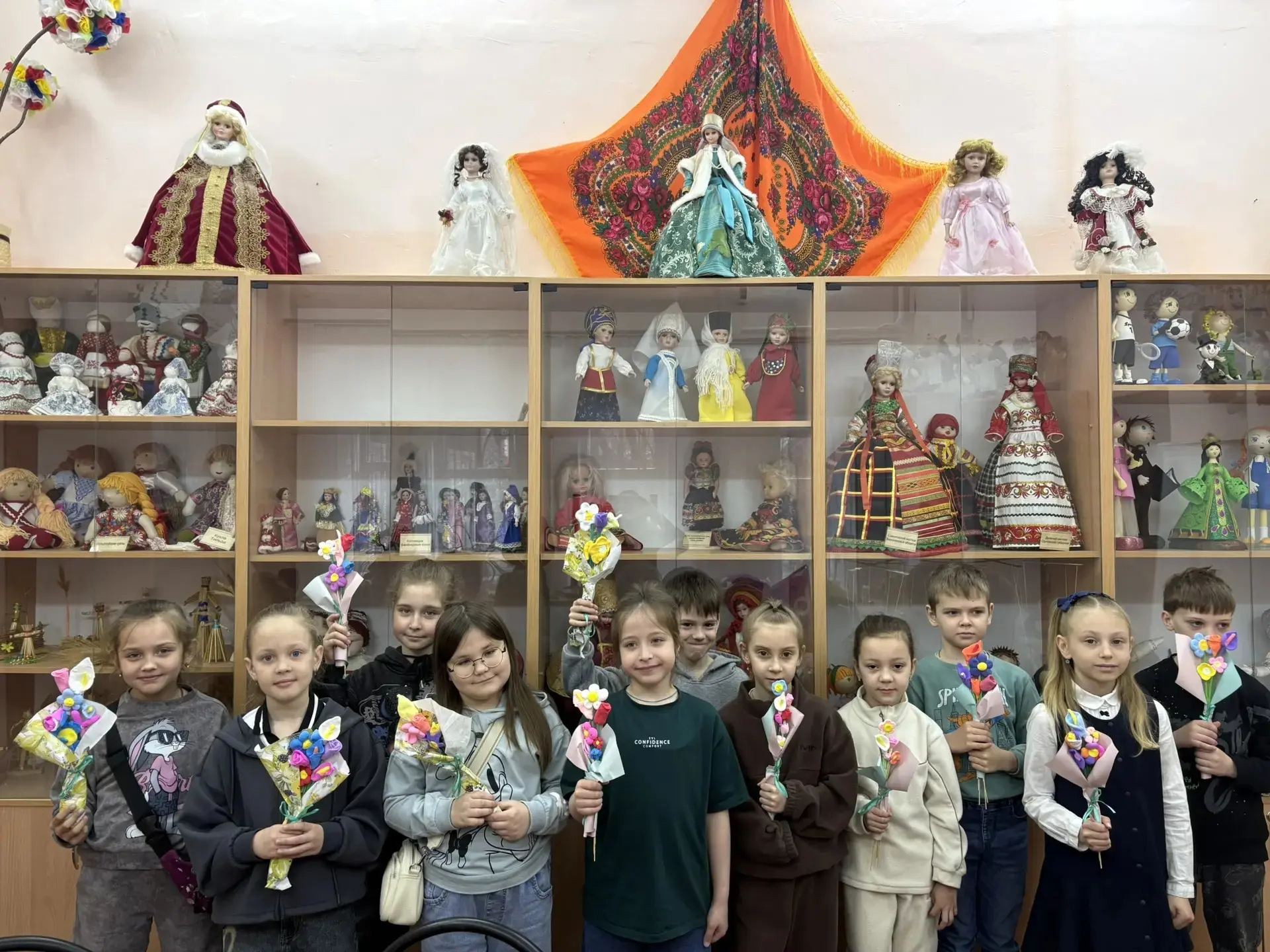 🌷 «Весенний  букет» 🌷      Ученики 1 «А» класса побывали в БЦВР на увлекательном мастер‑классе «Весе