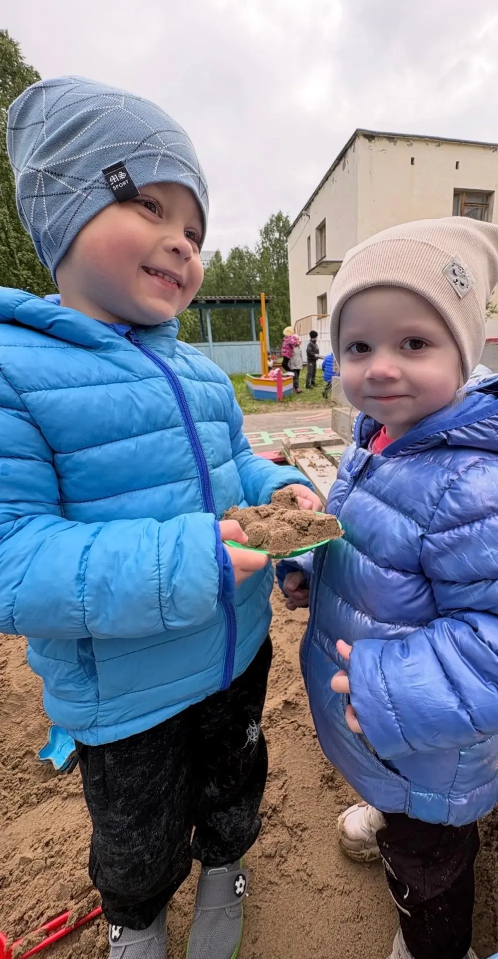 ☀️☀️☀️
Солнце светит ярко,
Нам гулять пора!
Лету очень рада
Наша детвора!
Мальчик дарит девочке
Поле