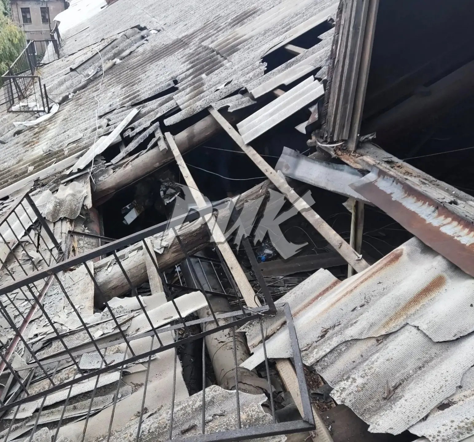 В результате атаки БПЛА ВФУ в Центрально-Городском районе Горловки повреждён многокварт...
