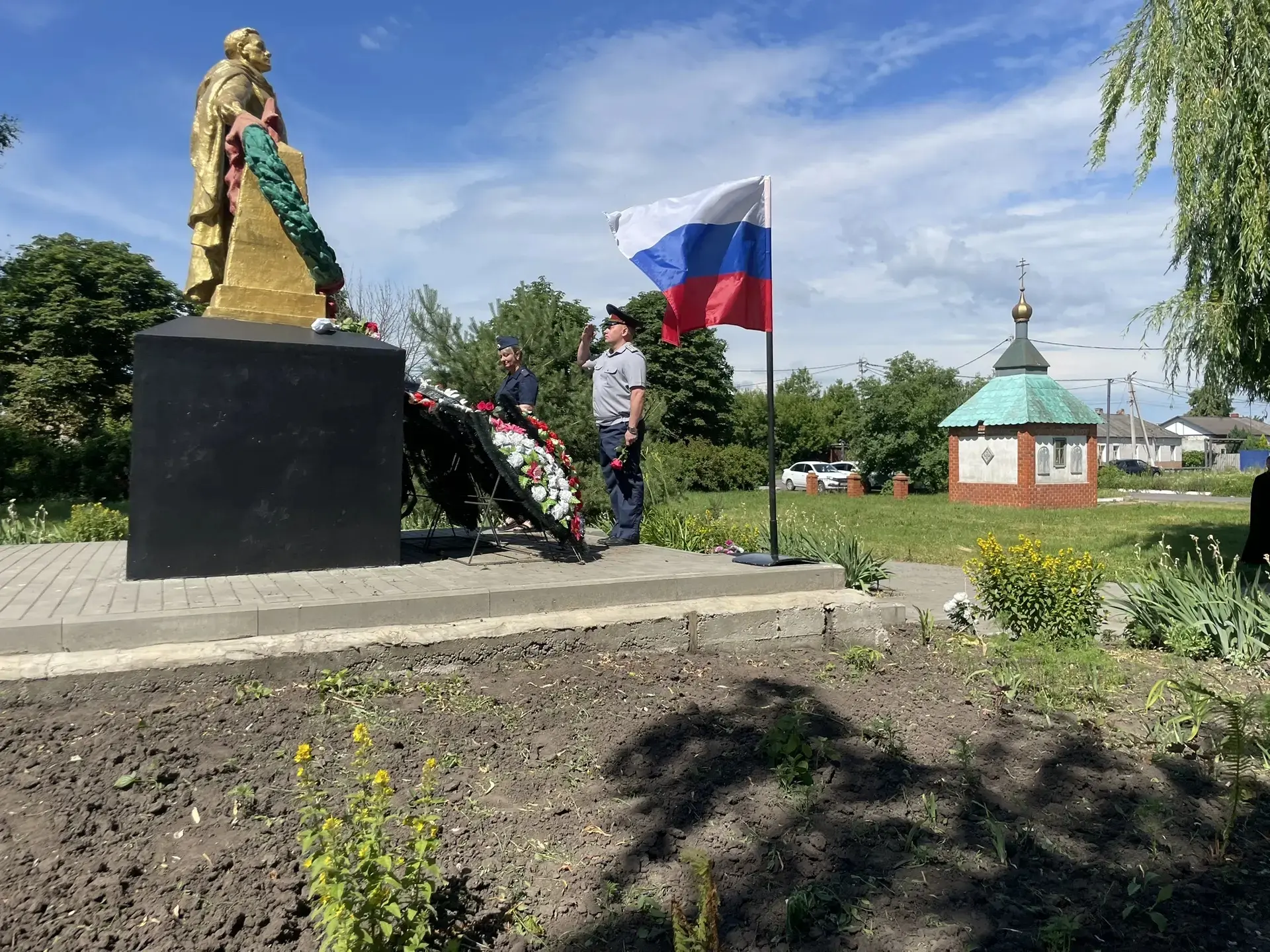 Сотрудники КП-8 почтили память павших в День памяти и скорби

Представители учреждения возложили жив