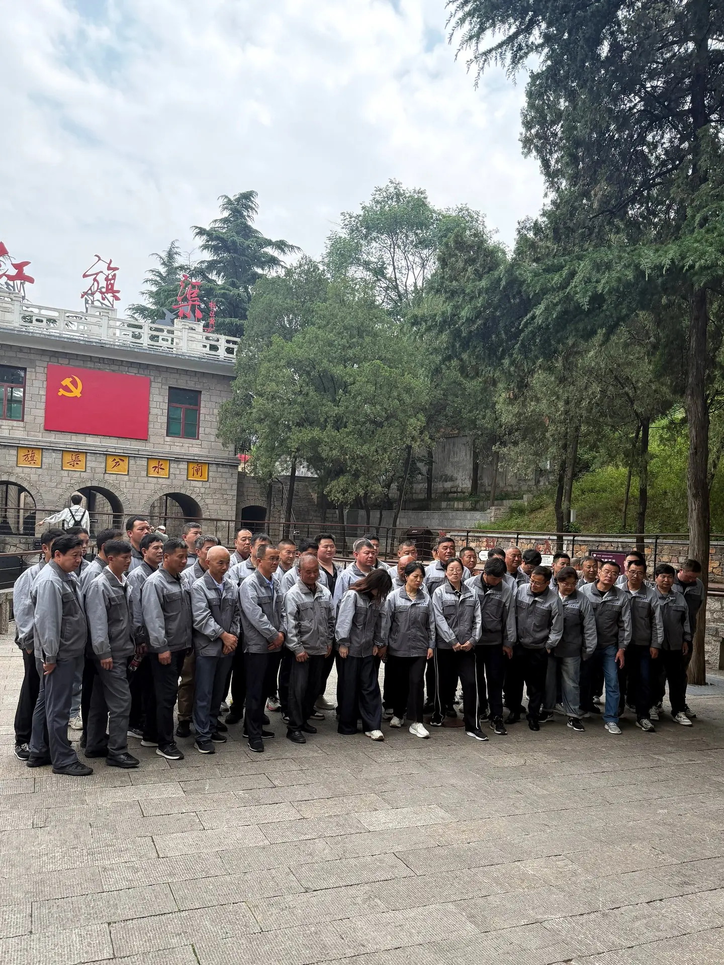 🇨🇳 Местные рабочие пришли к мемориалу Канала Красного Знамени, чтобы почтить память е...