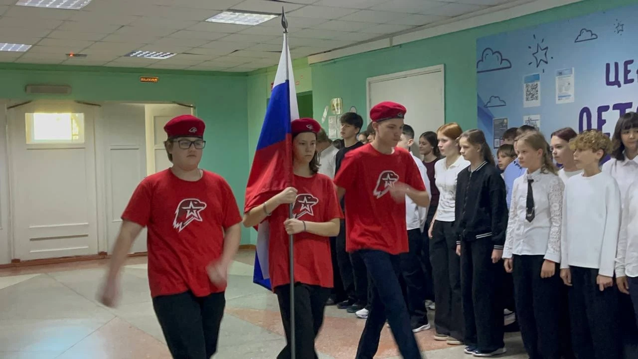 🎓🇷🇺 Чёткий шаг и яркие победы: как прошла торжественная линейка