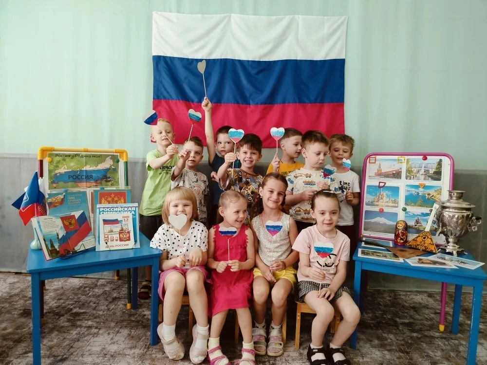 Что мы Родиной зовём? 
Дом, где мы с тобой живём. 
И берëзки, вдоль которых
Рядом с мамой мы идём. 
