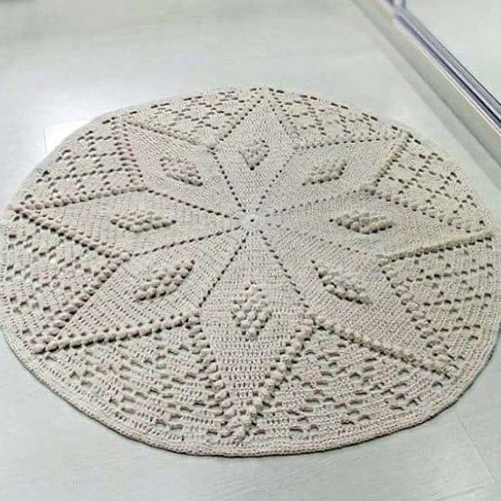 Симпатичный круглый коврик