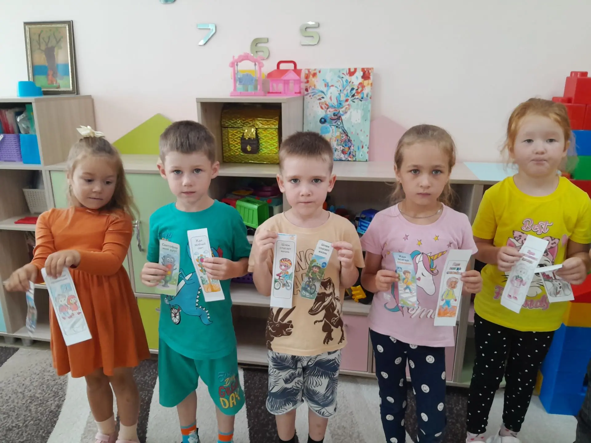 В рамках месячника безопасности  воспитанники старшей группы получили в подарок закладк...