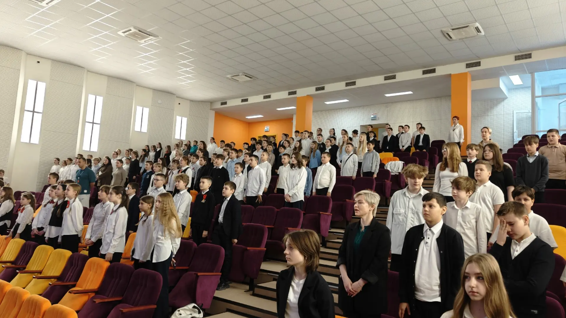 🇷🇺 По традиции новую учебную неделю начинаем с исполнения гимна РФ и торжественного караула возле фл
