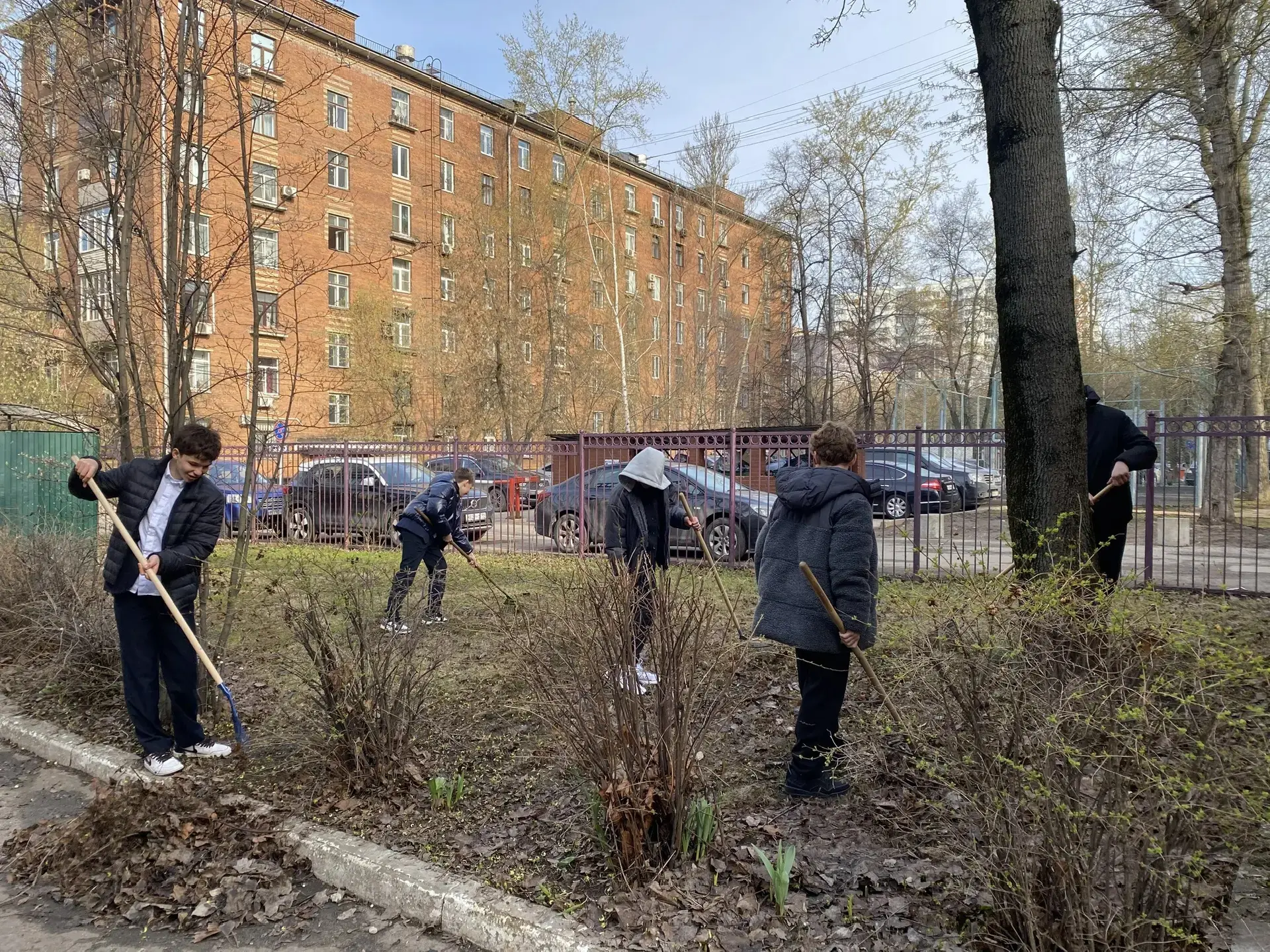 Городской субботник   Субботник бывает в субботу, Но может быть в разные дни, Когда поработать охота