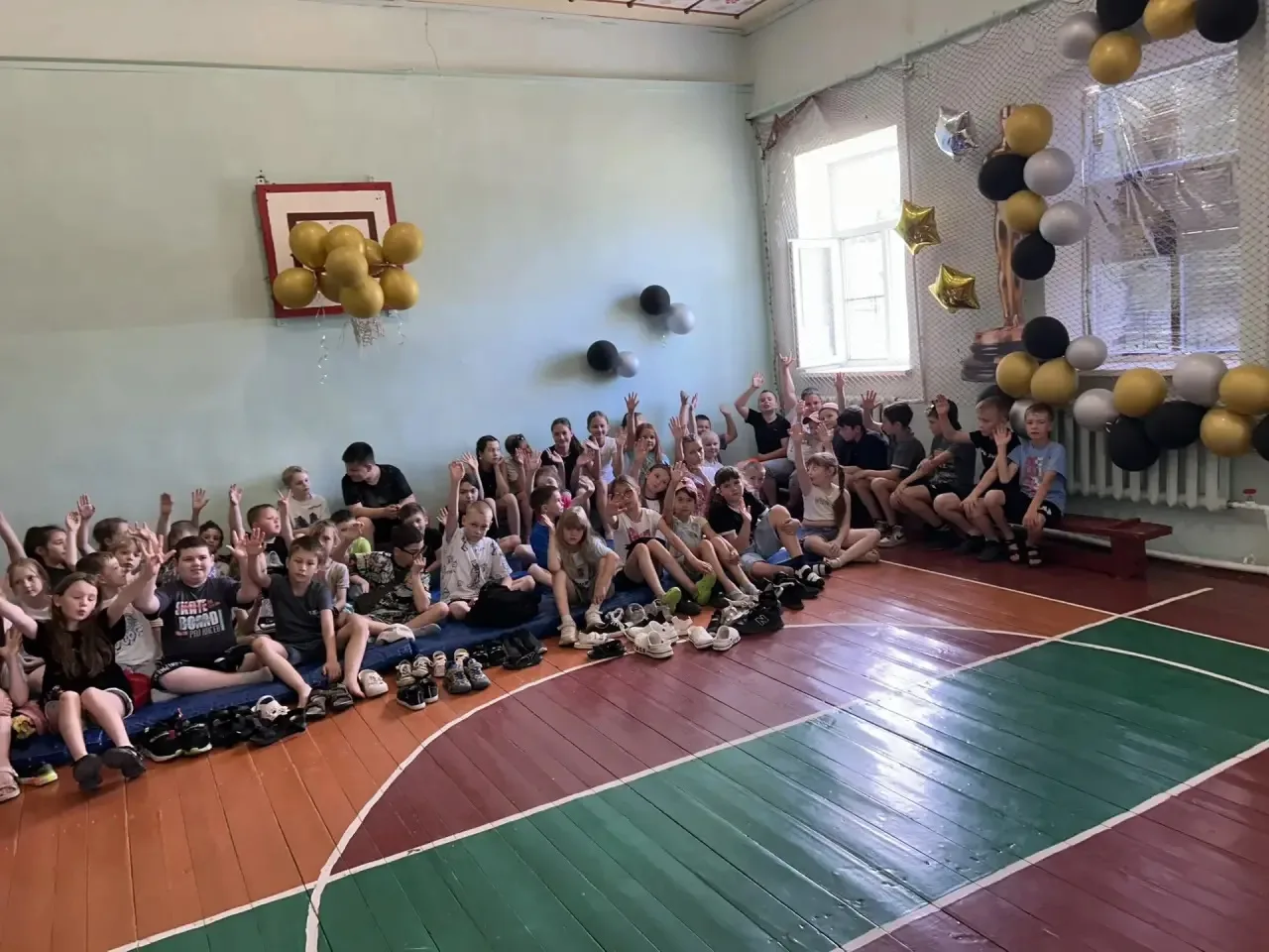 🚨 ВНИМАНИЕ! 🚨
В школе зафиксирована
 вспышка ТАЛАНТА!
Симптомы:
✔️ звонкие песни,
✔️ зажигательные