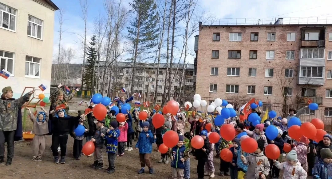 🇷🇺 В предверии 9 Мая в детском саду прошло Шествие - Парад дошколят. 
Под звуки торжественного мар