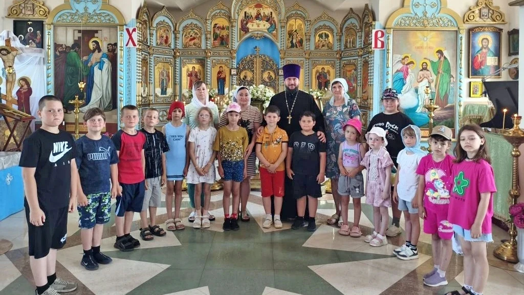 Воспитанники школьных летних площадок
посетили храм станицы Кисляковской 

Настоятель храма Рождеств