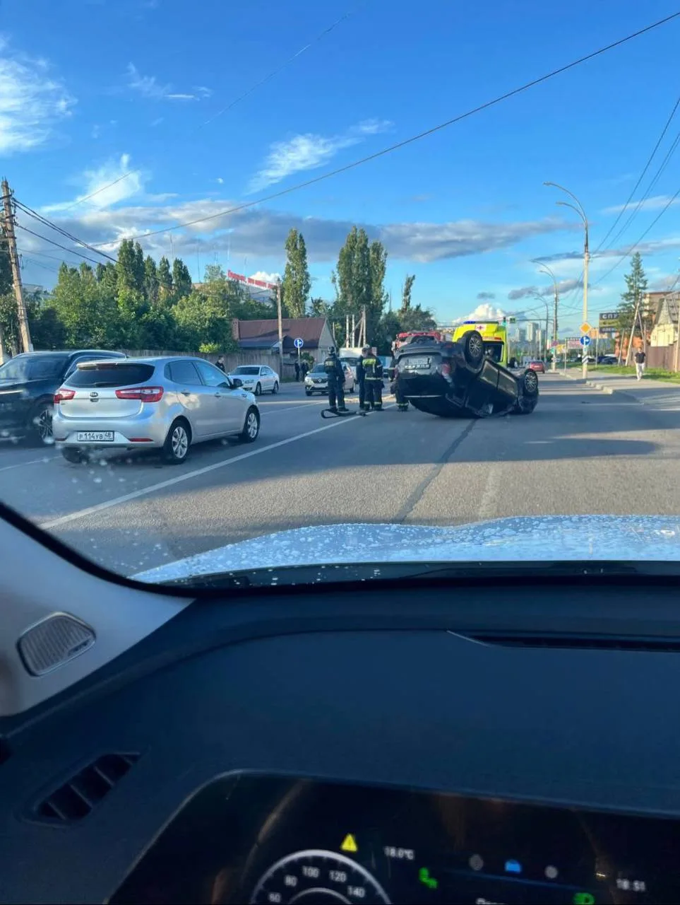 ⚡️ На улице Папина в Липецке после ДТП легковушка перевернулась на крышу  Авария произошла рядом с п