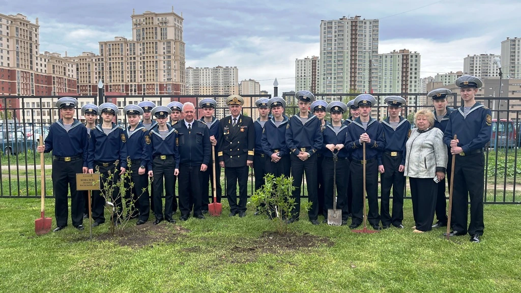 🌳 На второй площадке Морской технической академии имени адмирала Д.Н.Сенявина прошла акция «Сад памя