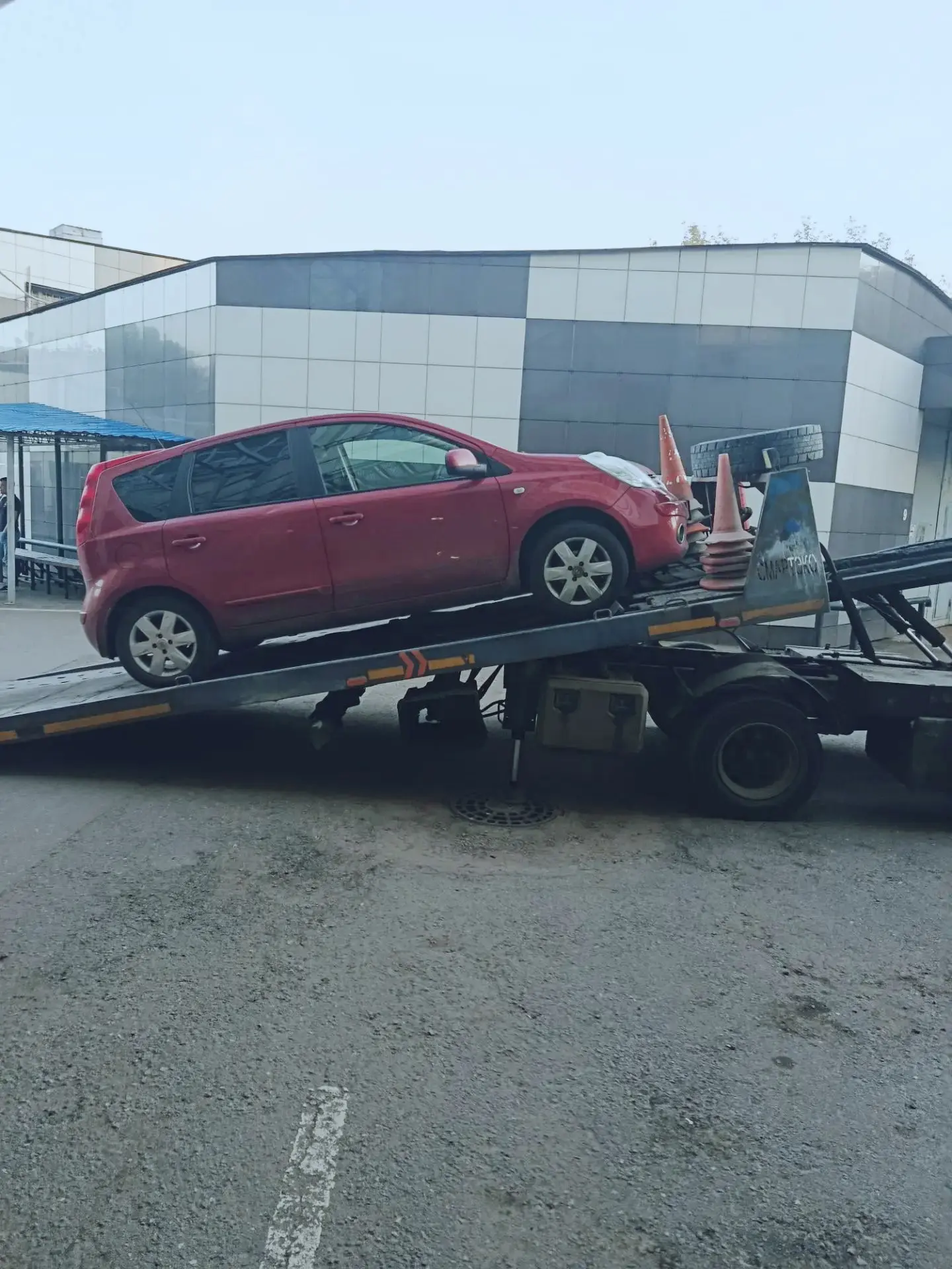Nissan Note привезли на эвакуаторе, двигатель не запустился после ночной стоянки.