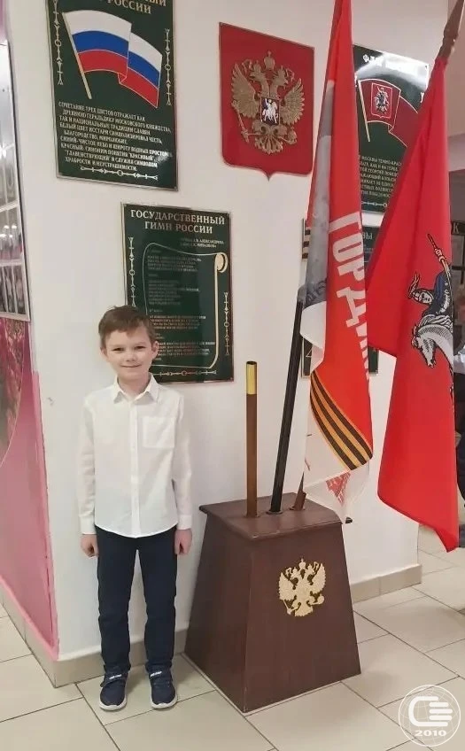 🇷🇺 Новая учебная неделя началась с поднятия флага  В нашей школе прошла традиционная торжественная ц