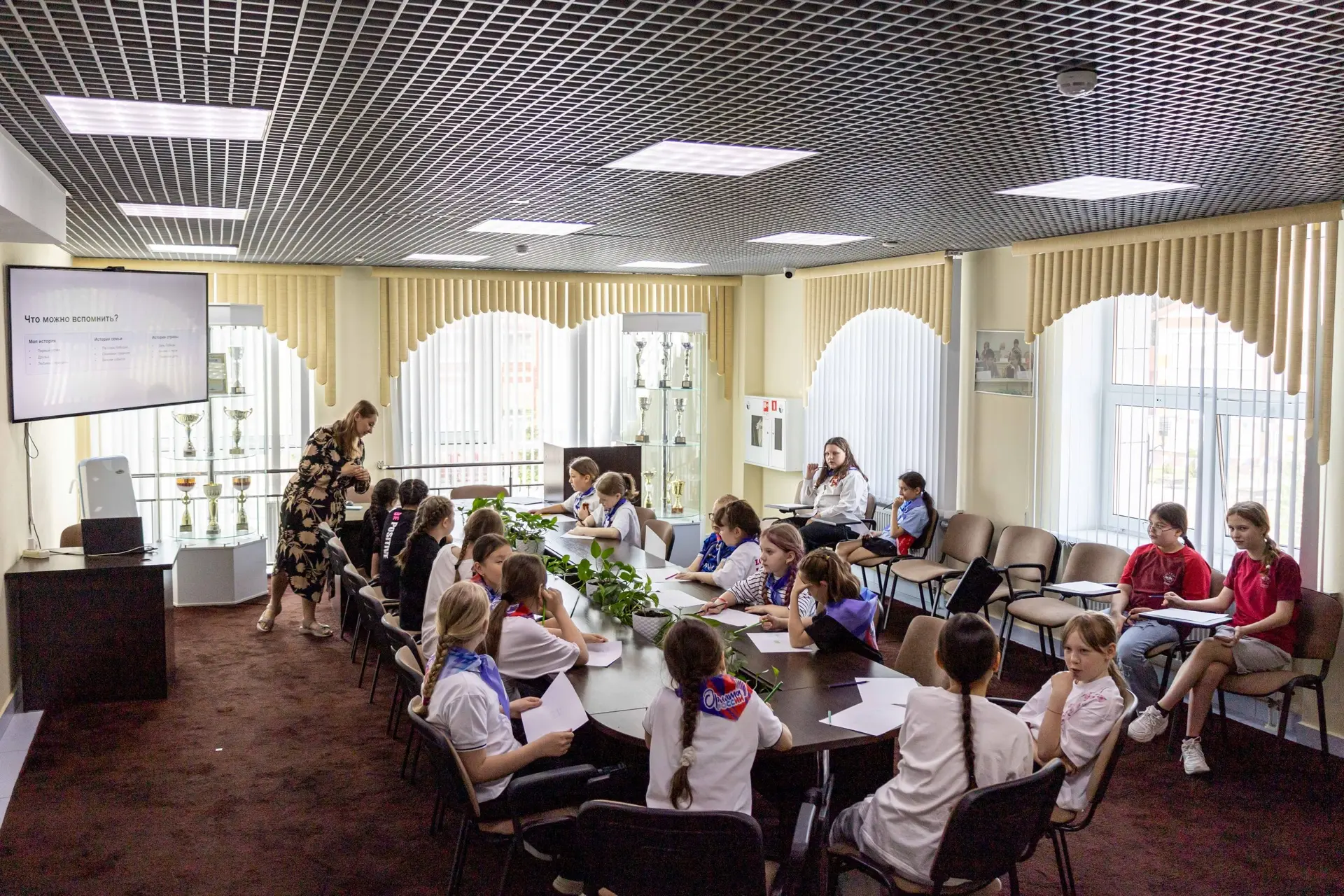 ОРЛЯТА ПОМНЯТ   🕊️ В Лаборатории открытий состоялось особенное занятие — «Быть Орлёнком — это помнит