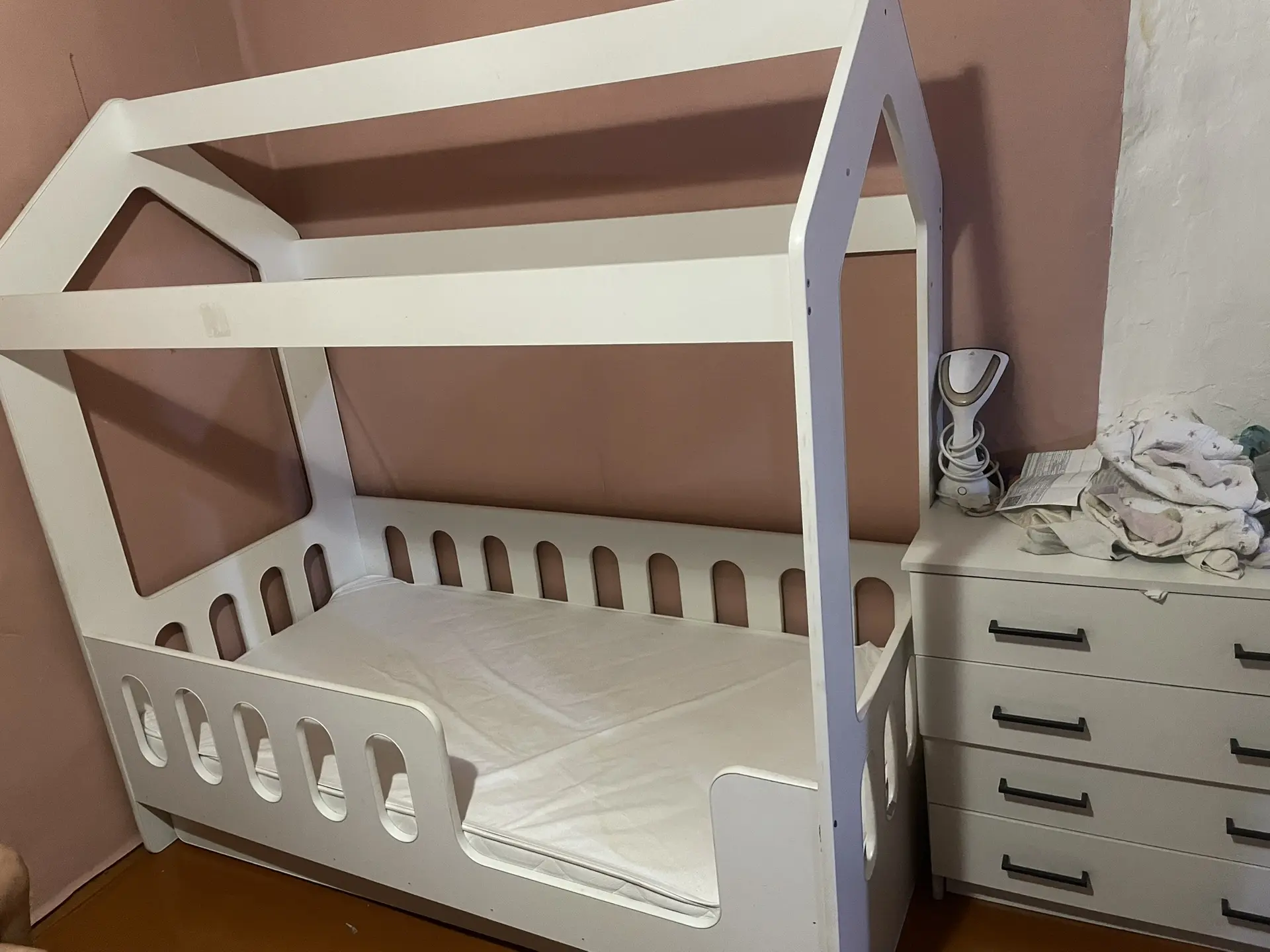 Продам кровать 160*80 с матрасом за 8 тыс самовывоз 89232698158