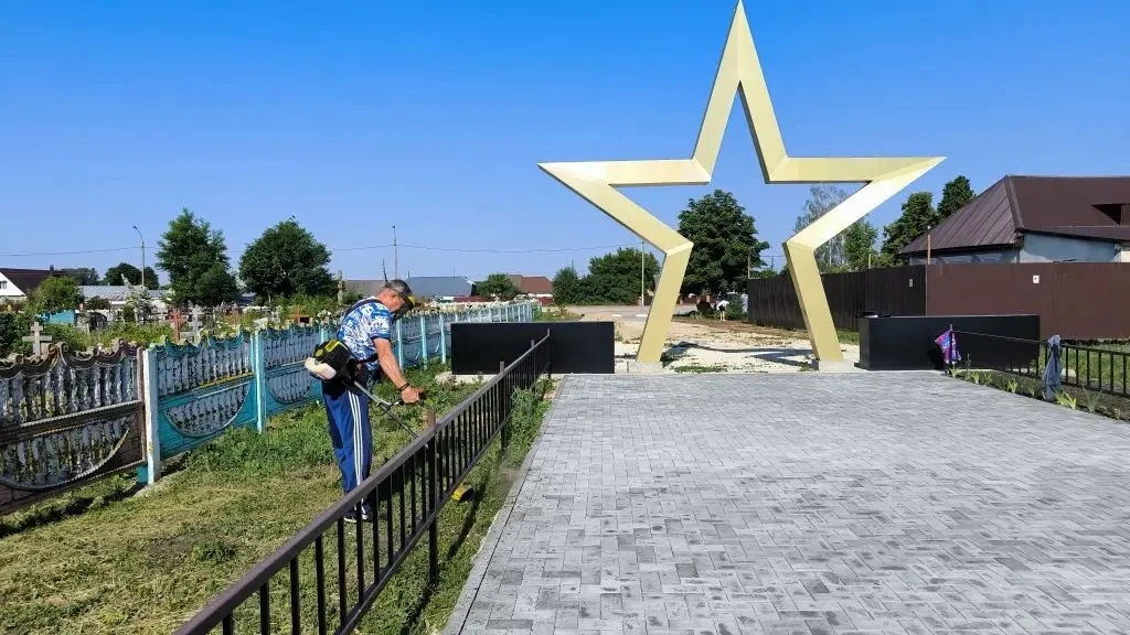 Вчера коллектив нашей школы принял участие в муниципальном субботнике. Вместе красили детскую площад