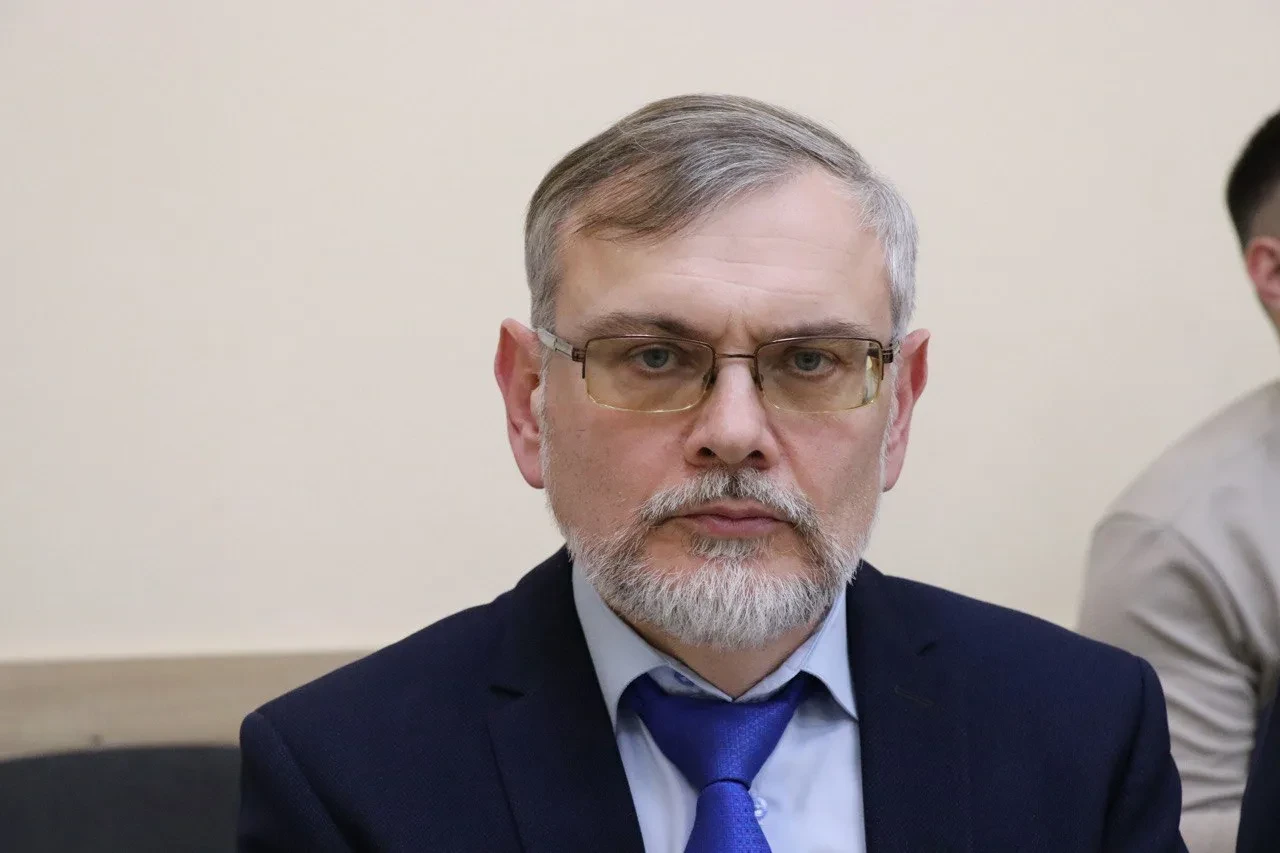 Вчера вечером собрание депутатов приняло отставку главы Александрово-Гайского муниципал...