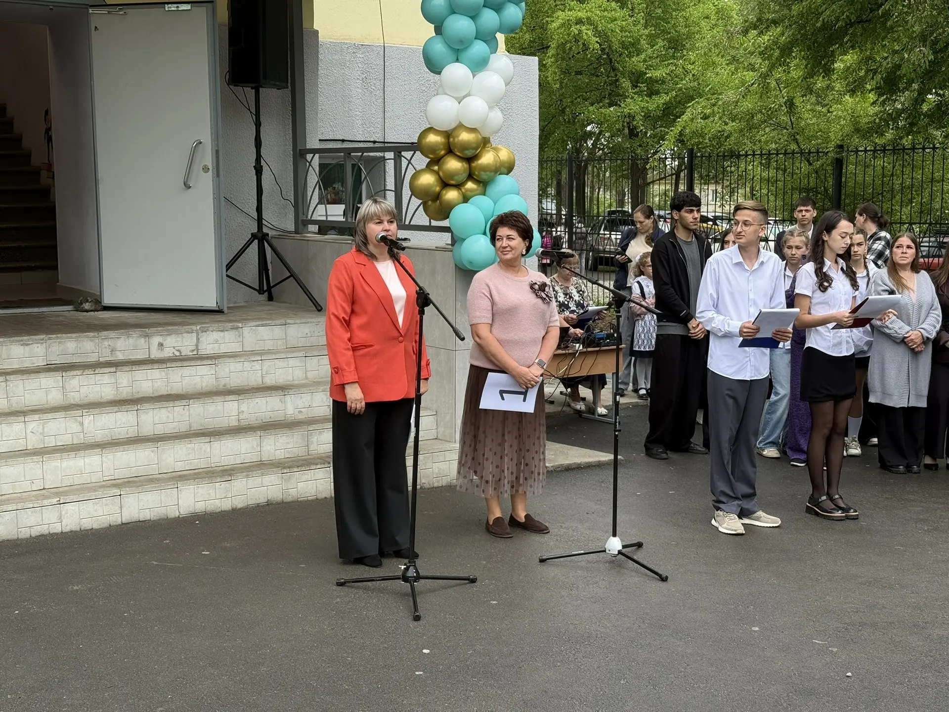 Звонок, что открывает будущее 🔔  Вчера в нашей школе прозвенел Последний звонок — тёплый и немного г
