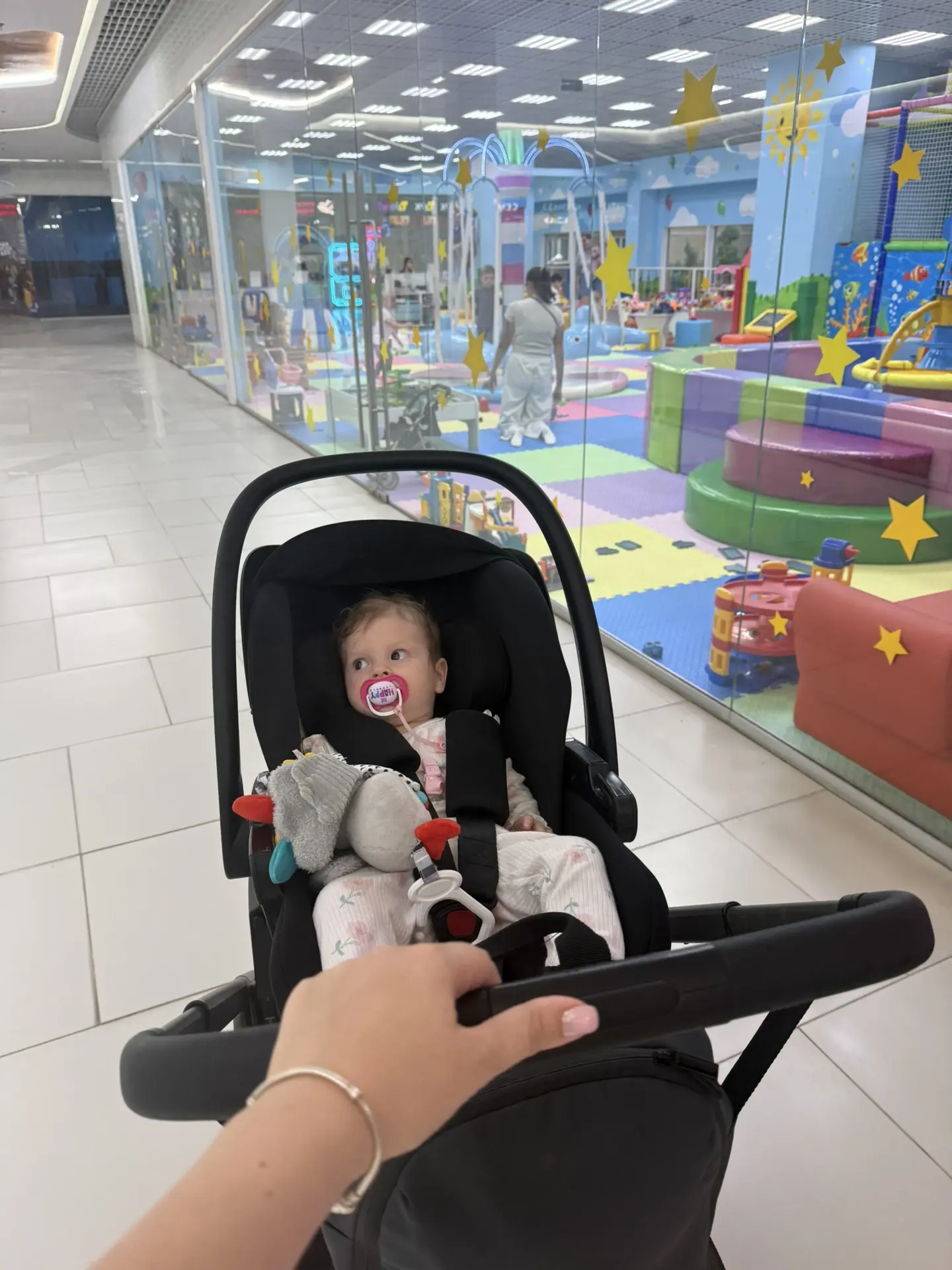 Ездили в игровую, потому что у нас снова дождь ☔️ и с детьми на улице не погулять. Здор...