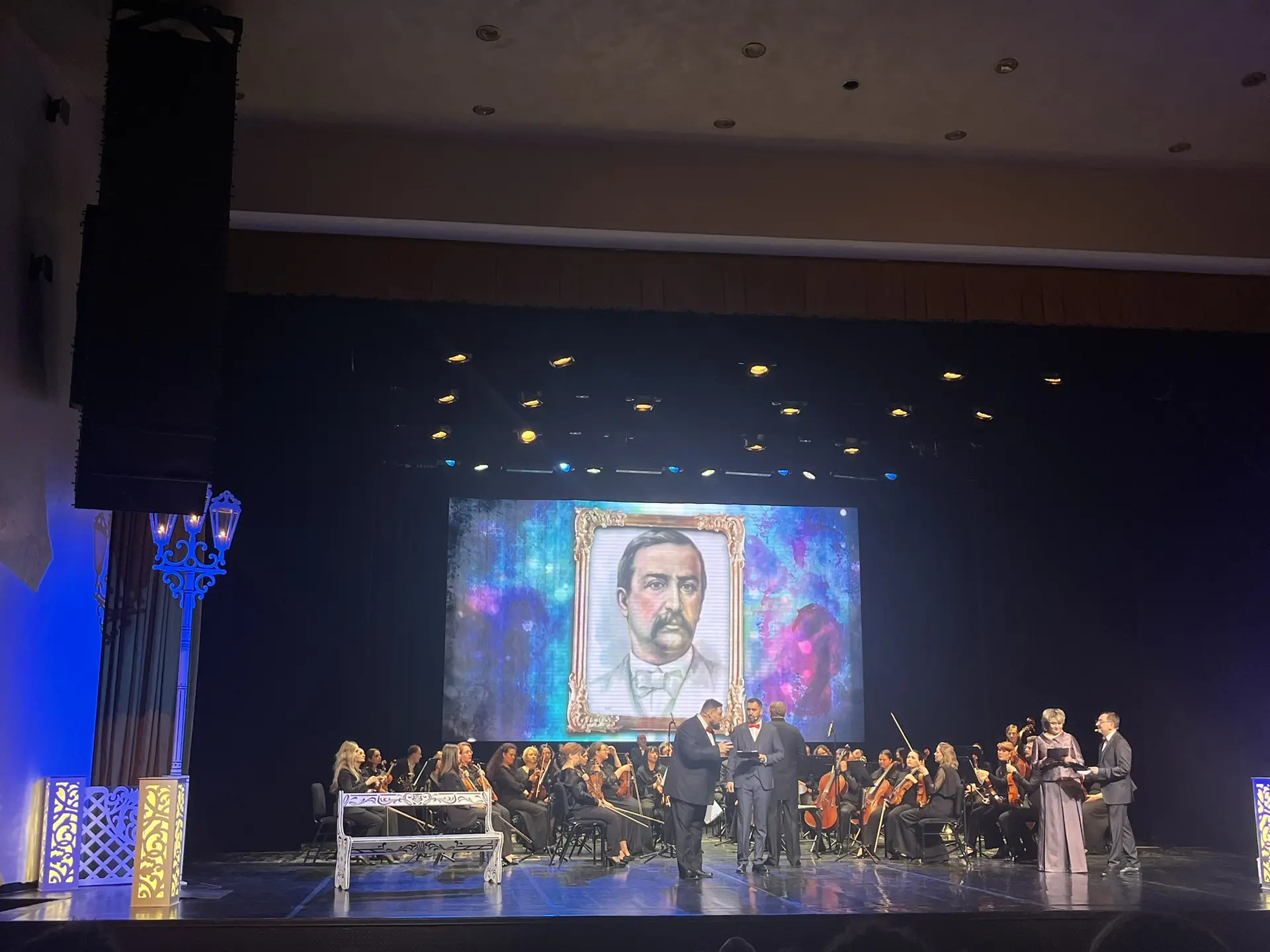 🎻 Классика — это не скучно!  ✨ Сегодня наши старшеклассники убедились в этом лично: они побывали на 