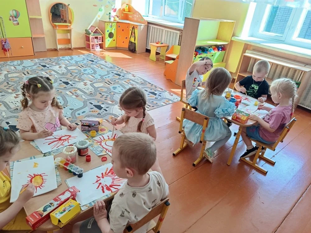 Наши малыши рисуют солнце ☀️! 

Каждый нарисовал свое яркое, теплое, нарядное солнышко!