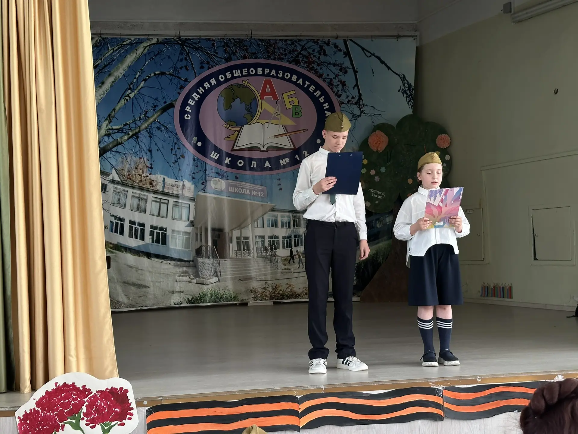 🎭 Связь поколений: школьный театр поздравил ветеранов и учеников с наступающим Днём Победы.  В предд