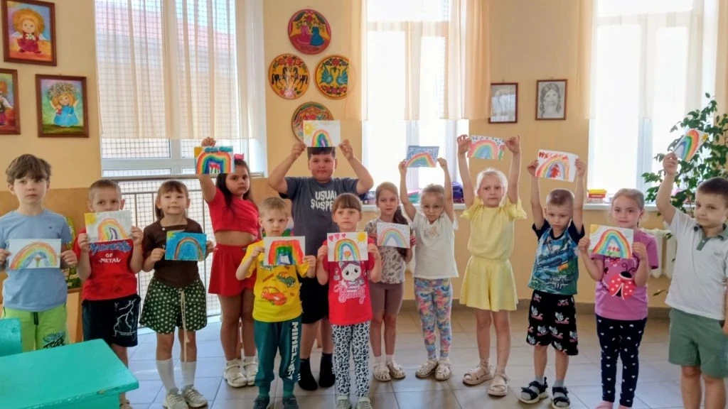 В летнем оздоровительном лагере «Зодиак» будущие первоклассники учились рисовать радугу.