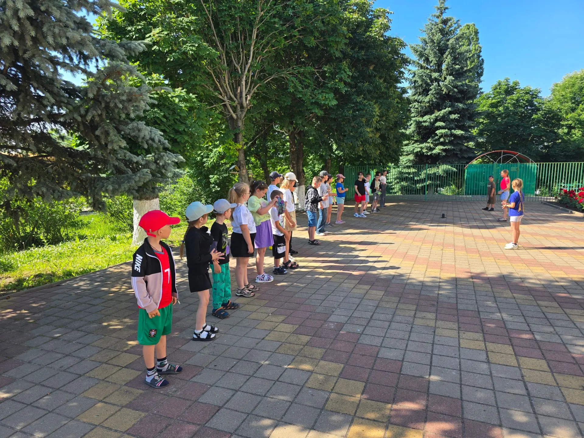 Утро в нашем летнем лагере началось с заряда бодрости и позитива! 🌞 Ребята выполнили в...