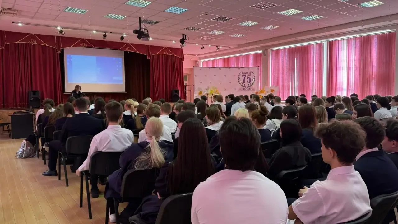 Для учащихся 9–11 классов состоялась лекция «Профилактика скулшутинга».  Беседу провела инспектор ПД
