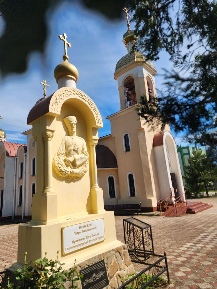 В Керчи есть памятник барону Петру Николаевичу Врангелю. Личности крайне не однозначной...