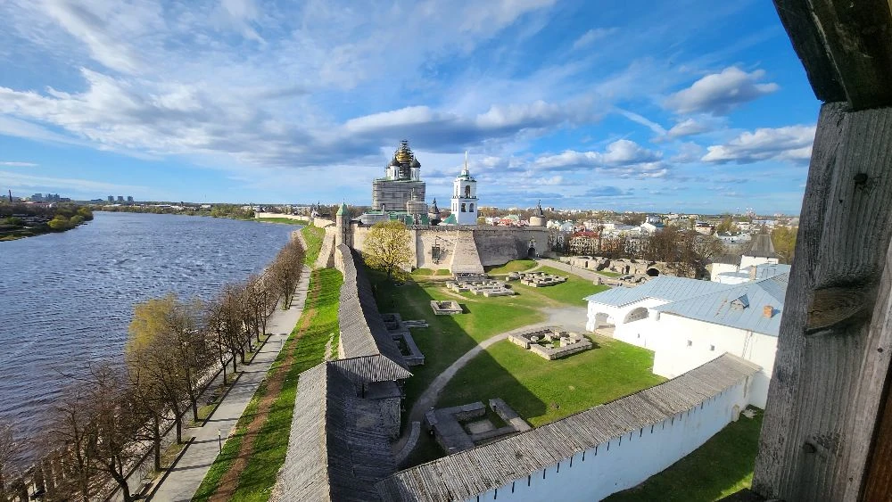 Путешествие к истокам: Псков и Изборск 🏰📜  Ученики 6 «Б», 10 «А» и 11 «Б» классов совершили незабыва